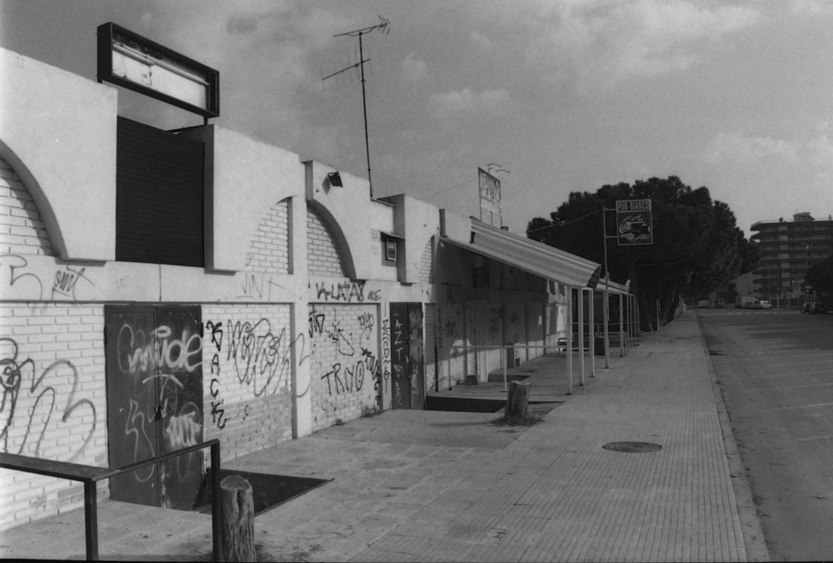 Locales cerrados y en estado de abandono. Nova Canet, la zona de ocio que en los años 80 y 90 atraía a los jóvenes del Camp de Morvedre.