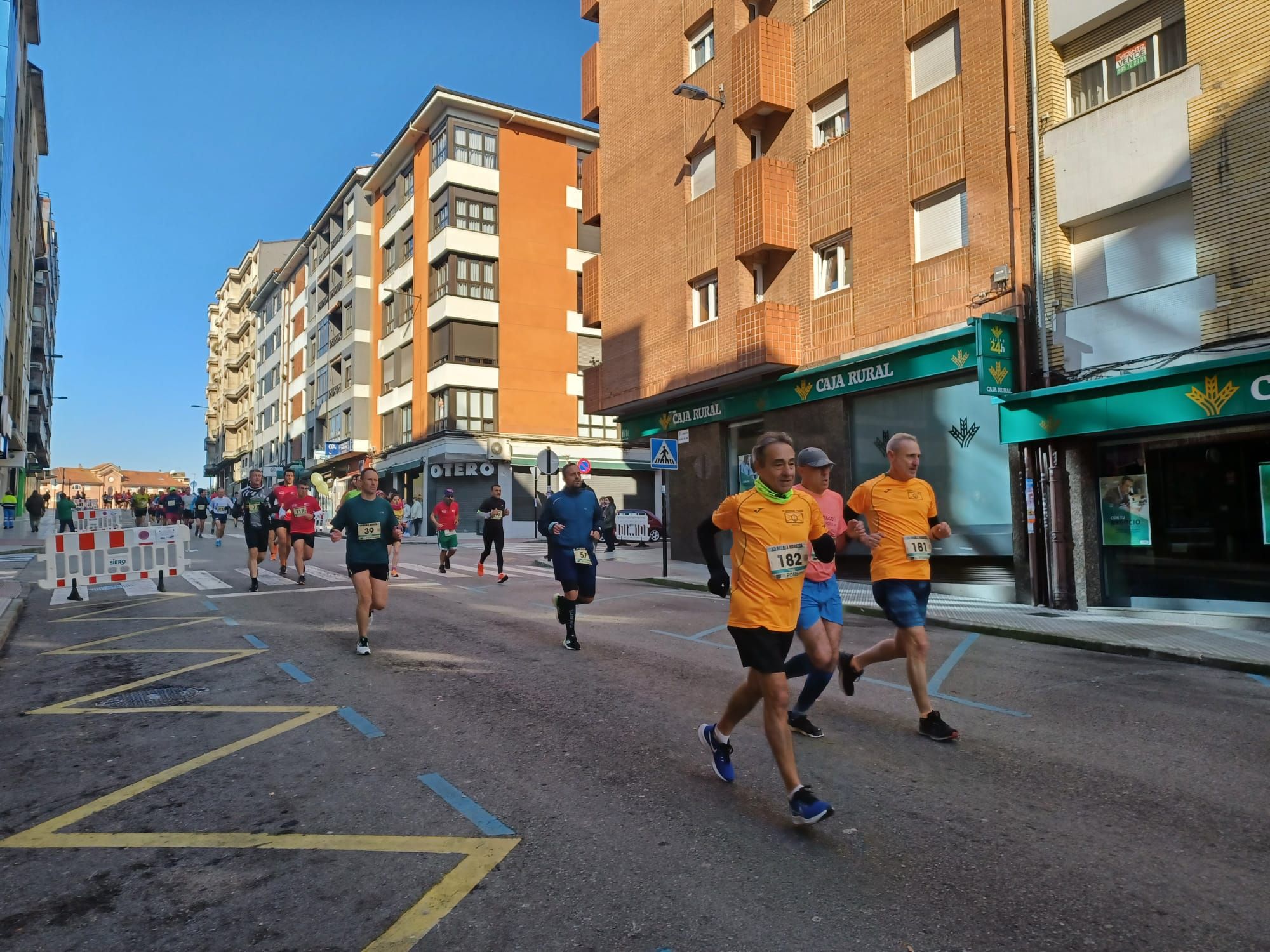 Todas las imágenes de la  XXXIII Media Maratón de Siero: así fue la gran prueba con salida en la Pola