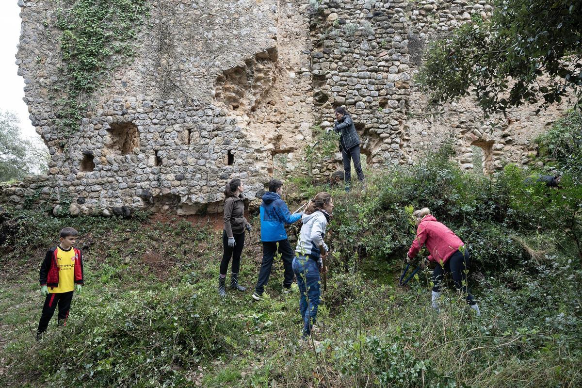 Alguns dels voluntaris, fa uns dies, netejant l'entorn del castell de Navata.