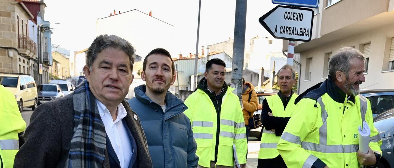 El alcalde de Pontevedra en una visita realizada ayer a las obras de la carretera de Estribela