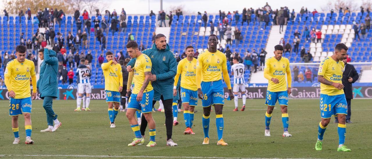 Varios jugadores de la UD Las Palmas se muestran cabizbajos a la finalización del partido frente al Leganés, con el que perdieron por 4-1 el domingo pasado en Butarque.  | | LOF