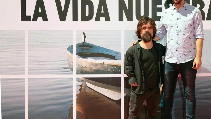 Peter Dinklage, junto al director y actor Raúl Arévalo, durante la presentación ayer del cortometraje que promociona una marca de cerveza española.