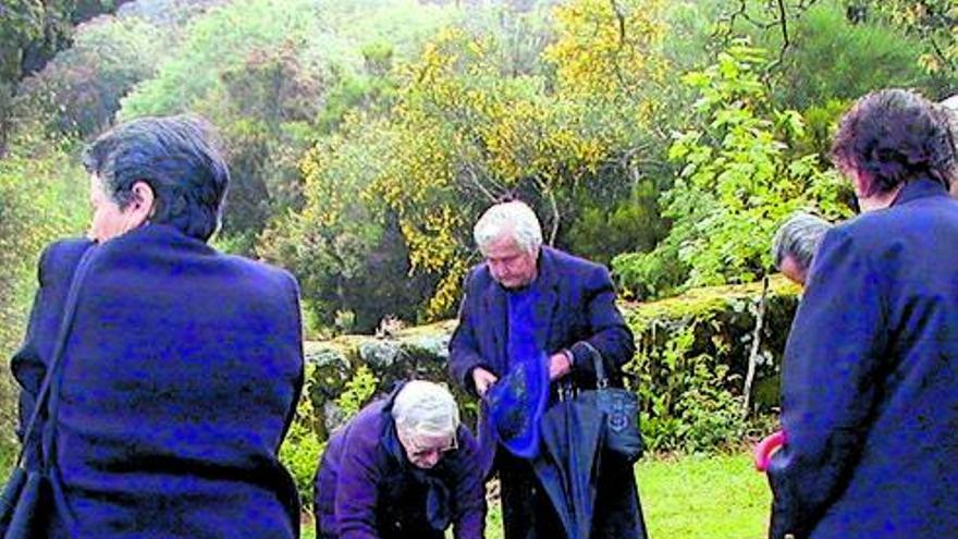 Los restos de pan quedan en el agua del sarcófago.