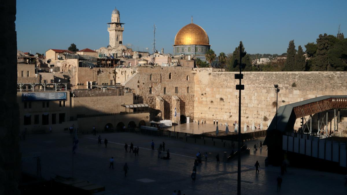 El Muro de las Lamentaciones colinda con la Explanada de las Mezquitas, los dos lugares más sagrados para judíos y musulmanes  en Jerusalén.