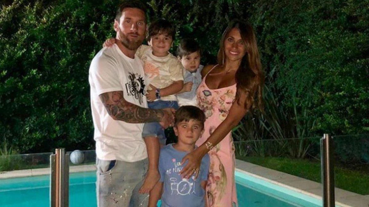 Antonella Roccuzzo visita el parque acuático de Port Aventura con sus hijos | Caras-Perfil