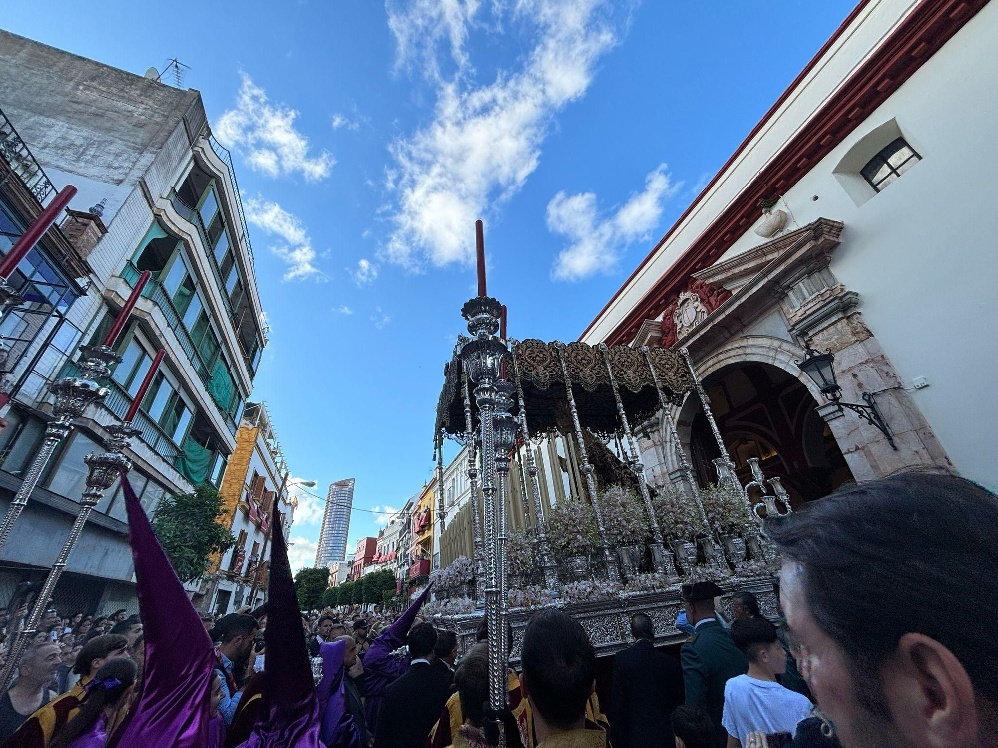 Sale el palio de la Virgen de la O
