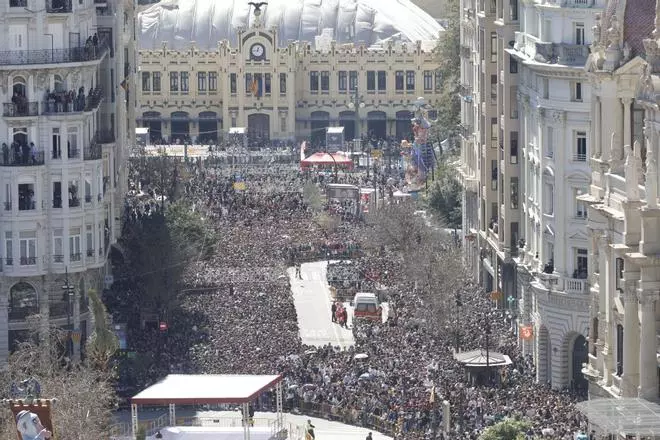 Llenazo total en València en un sábado de sol y muchas ganas de Fallas