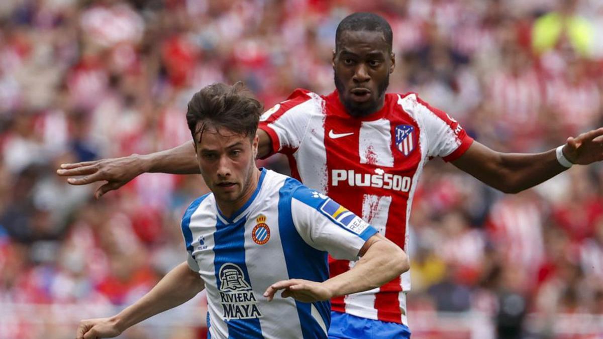 Javi Puado i Kondogbia disputant la pilota. | JUAN CARLOS HIDALGO