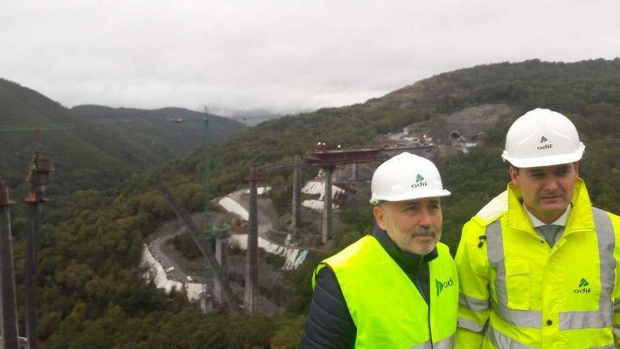 Javier Losada y Juan Pablo Villanueva, junto a las obras del viaducto de Teixeiras, en Castrelo do Val. // FdV