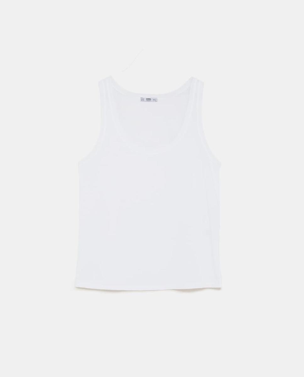Camiseta blanca de tirantes de Zara. (Precio: 9, 95 euros)