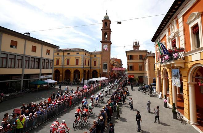 El pelotón pasa por Massa Lombarda durante la etapa diez del 102º Giro de Italia, Vuelta a Italia, carrera ciclista, 145 km desde Ravenna hasta Módena.