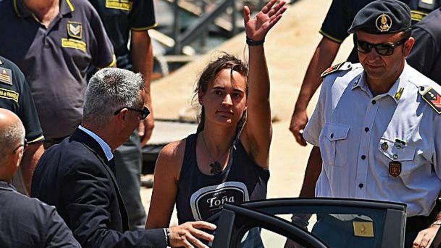 Carola Rackete és escortada per la policia italiana