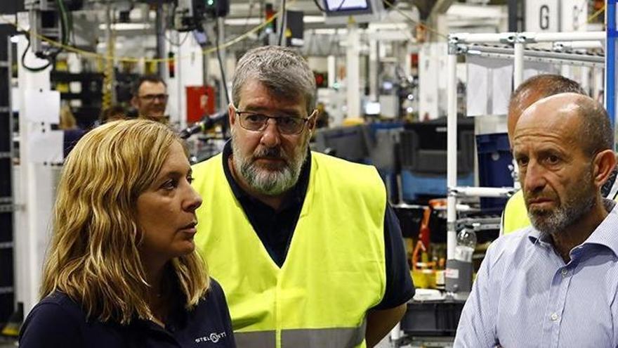 Mosquera, segundo por la izquierda, durante una visita por la fabricación del primer Lancia en Zaragoza.