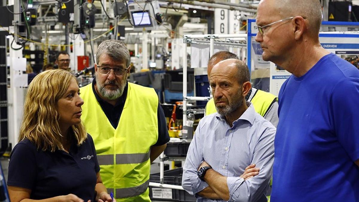 Mosquera, segundo por la izquierda, durante una visita por la fabricación del primer Lancia en Zaragoza.