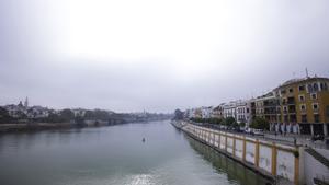 La densa neblina se ha instalado sobre el río Guadalquivir en Sevilla.