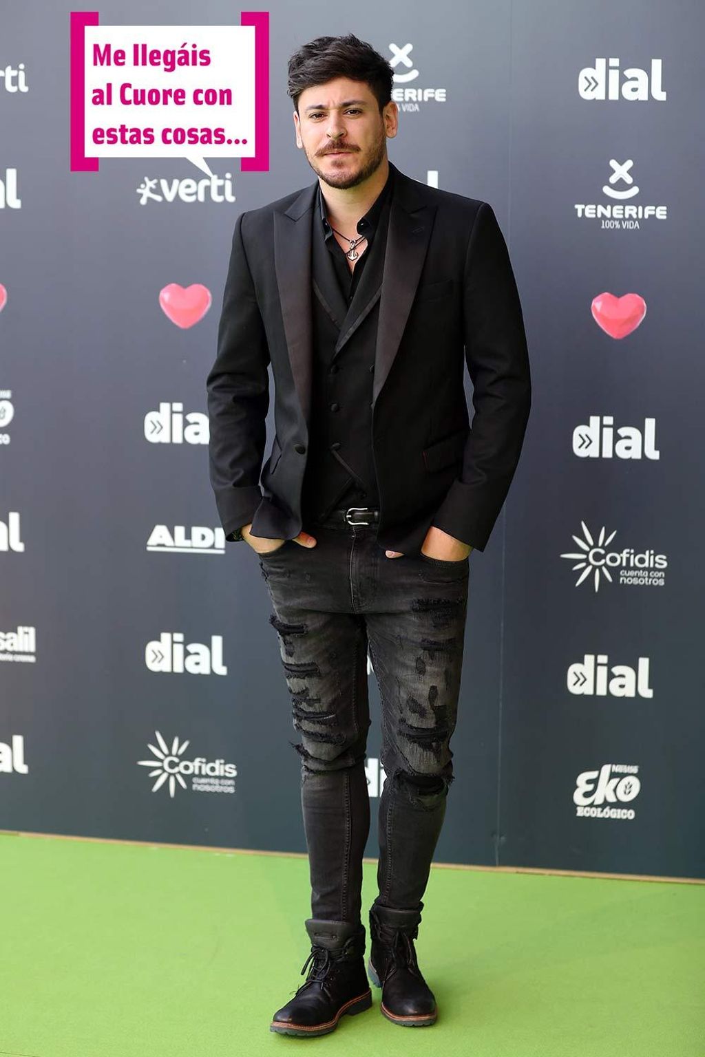 Cepeda posando en los premios Cadena Dial