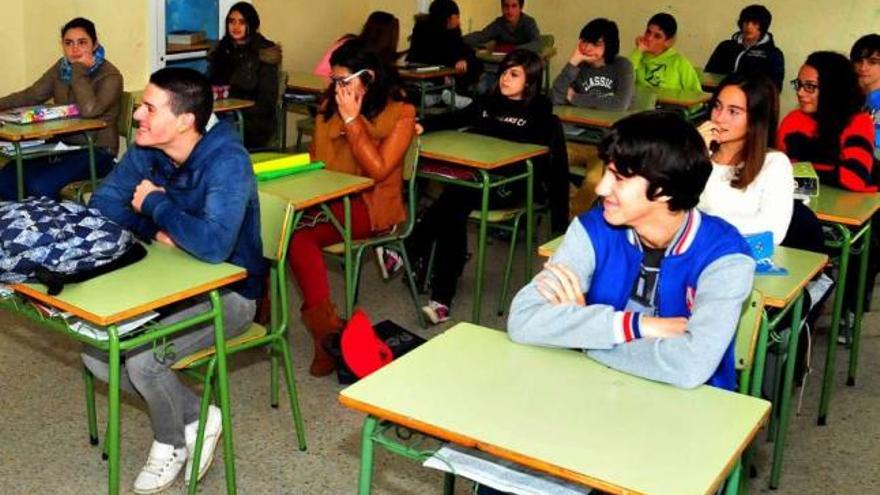 Los alumnos de tercero durante la charla sobre prevención. Abajo, la psicóloga clínica Ángeles Bravo disertando sobre el uso del alcohol.  // Iñaki Abella