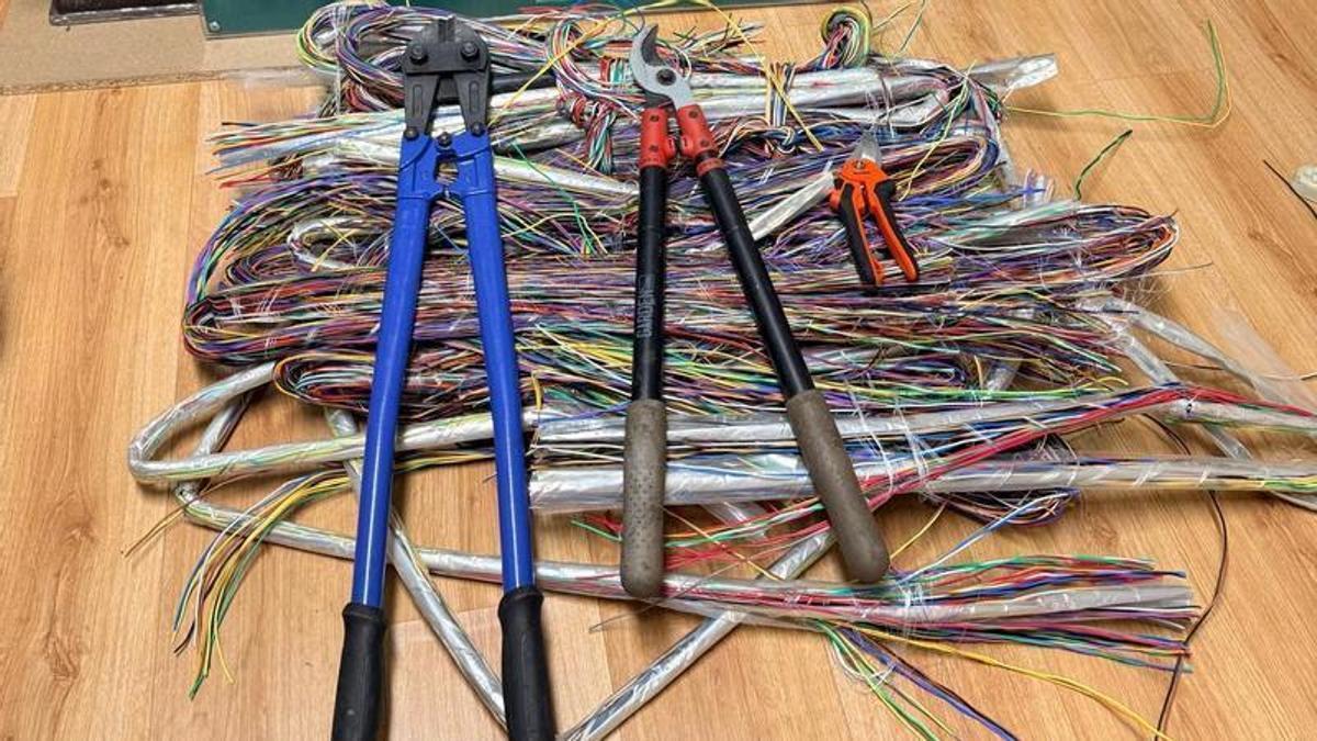 Herramientas y cableado que portaban los detenidos.