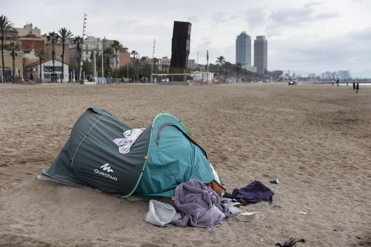 Un grupo de subsaharianos lleva meses acampados en las playas de la Barceloneta.