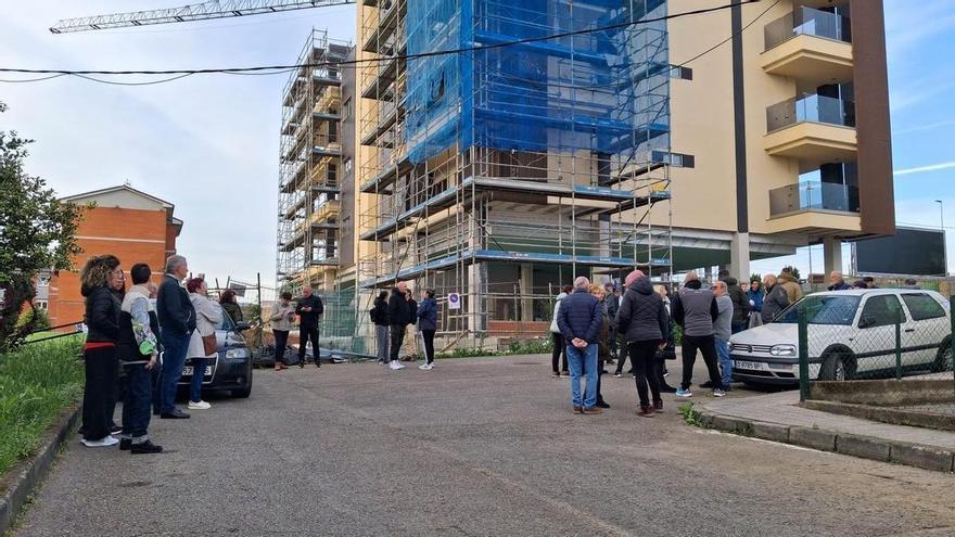 Descontento en Ceares: los vecinos denuncian que las obras de unas viviendas "invaden" los viales de La Tejerona