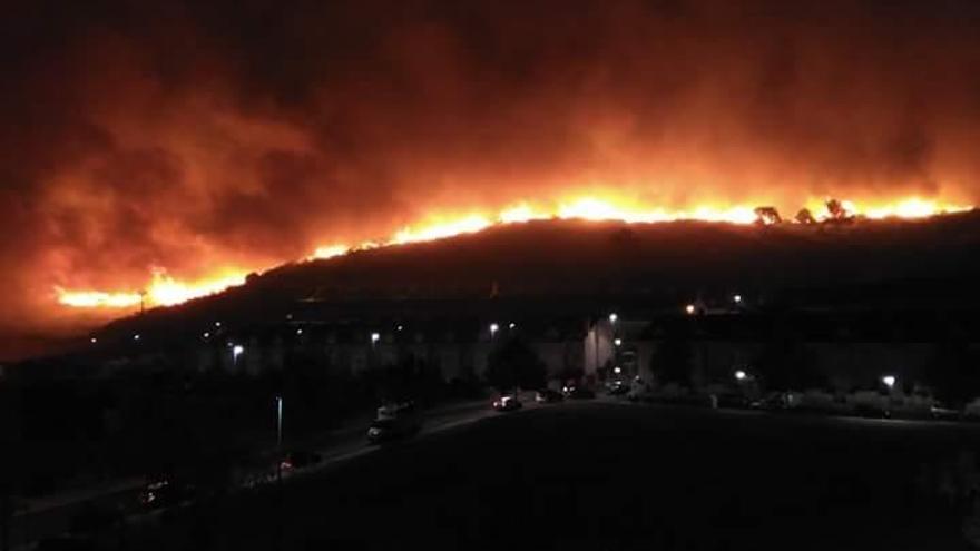 Controlado el incendio de Navalmoral, cuya peligrosidad se rebaja de nivel