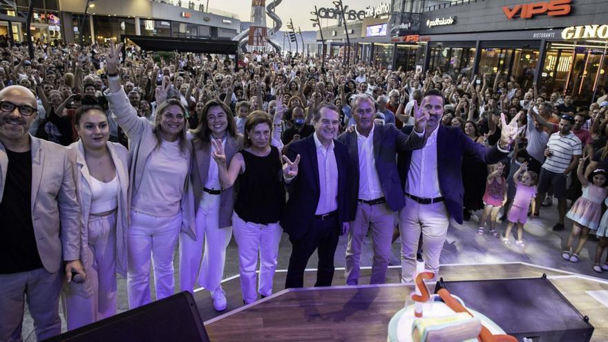 Caballero, con Juan Louro, en
la fiesta de Vialia.   | // J. TENIENTE