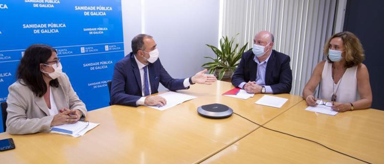 La directora de RRHH del Sergas, María Jesús Piñeiro y el conselleiro de Sanidade, Julio García Comesaña, junto al director ejecutivo de Ribera Salud para Europa, Alberto de Rosa, y la CEO Elisa Tarazona.