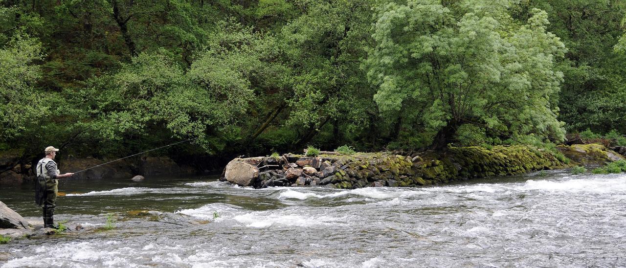 Un pescador, cerca de los restos de la Tosta de Martínez, en Cira.