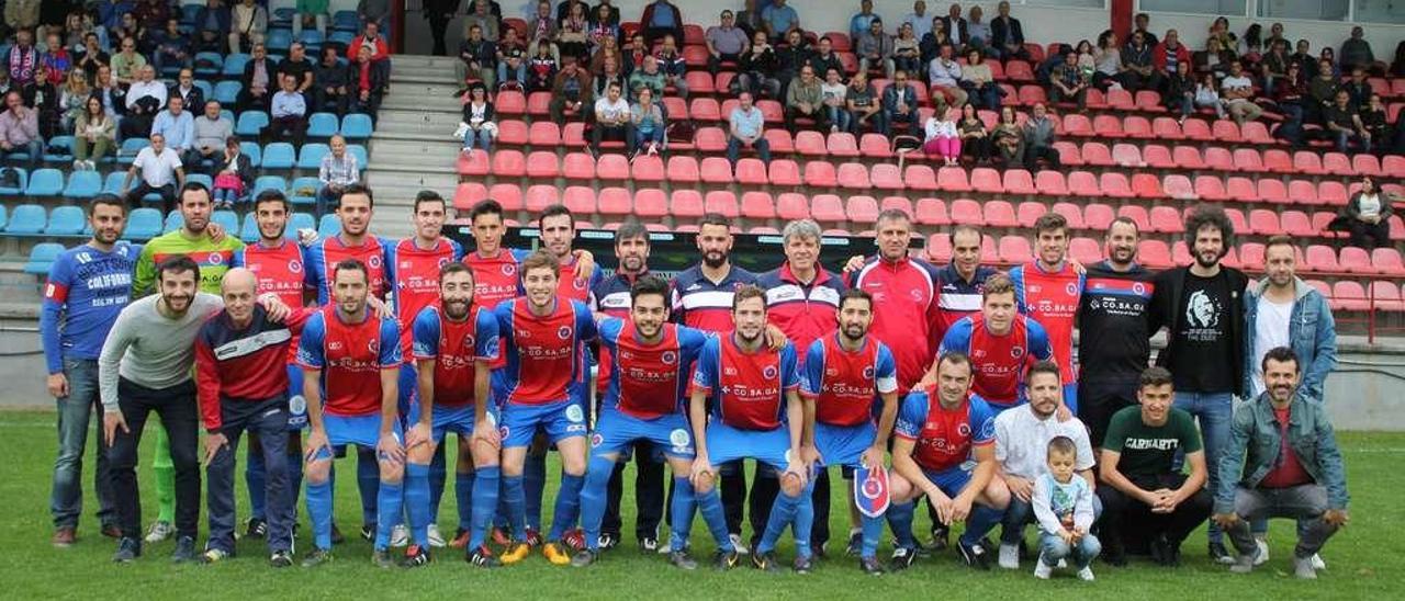 Cuerpo técnico y plantilla de la Unión Deportiva Ourense, en el último partido de liga celebrado en O Couto, ante el Taboadela. // Yedra Seara