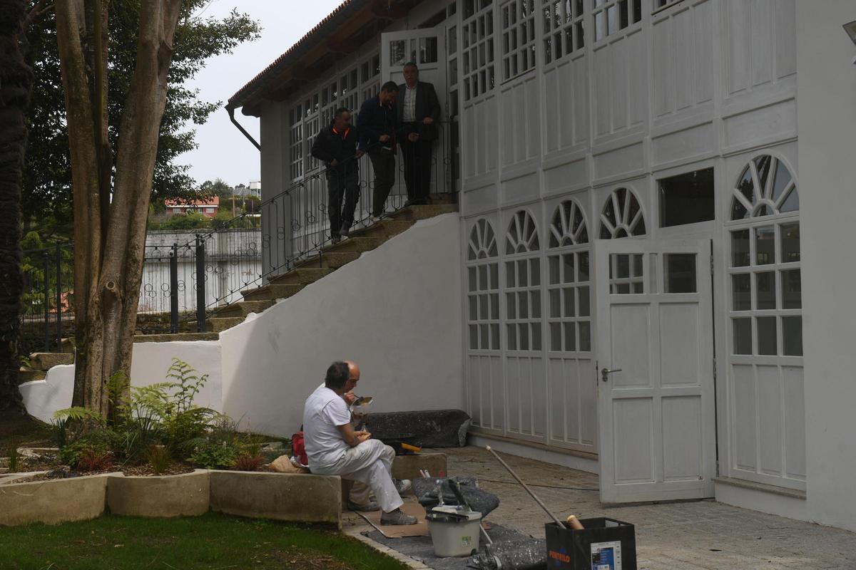 El alcalde visita el edificio rehabilitado y adaptado como albergue juvenil en Finca Tenreiro.
