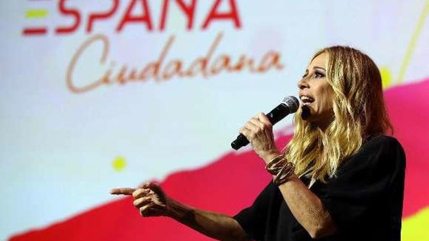 Marta Sánchez canta su versión del himno español en un acto de Ciudadanos. // Efe