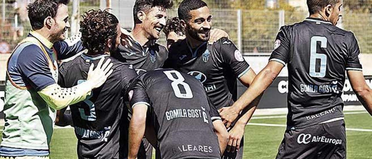 Los jugadores del Baleares celebran uno de los tantos conseguidos este domingo ante el Espanyol B.