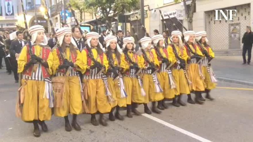 La Filà Chano hace historia desfilando con una escuadra femenina y el sargento