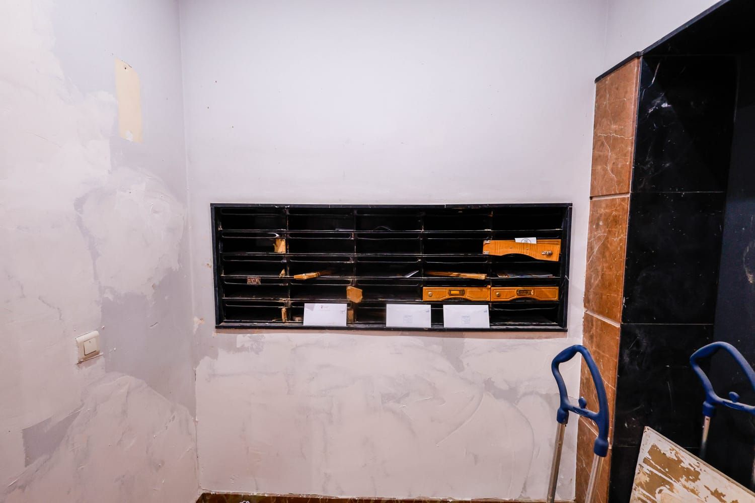 Vecinos de Albal denuncian que el edificio sigue igual 10 meses después