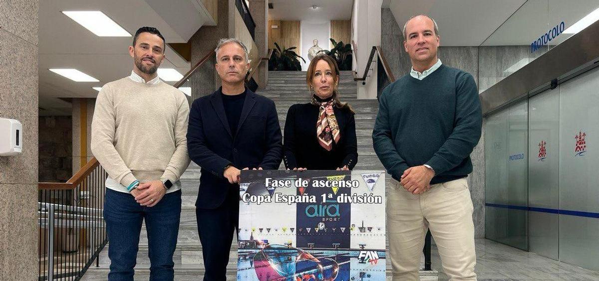 Asistentes a la presentación de la competición de natación.