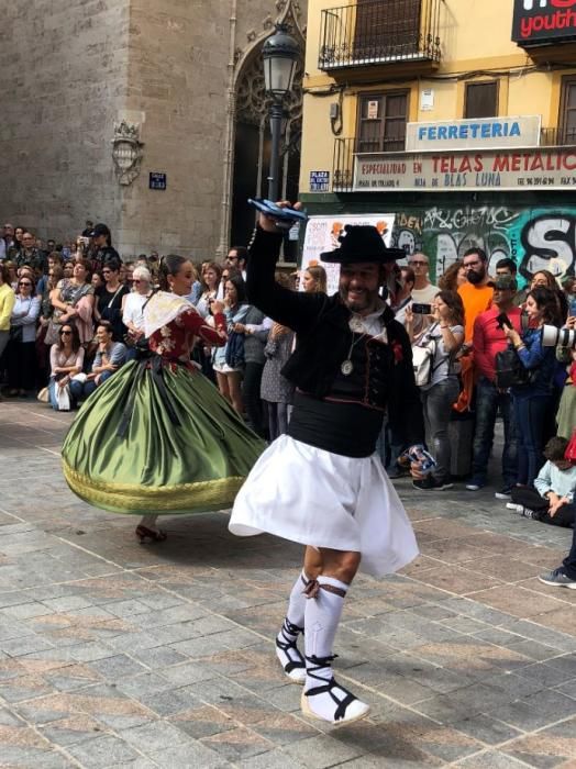 Dansà de falleras mayores en la Plaza Dr Collado