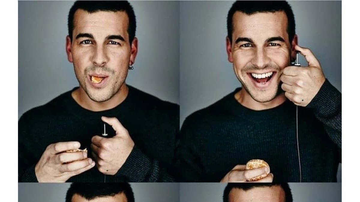 Mario Casas comiéndose una mandarina