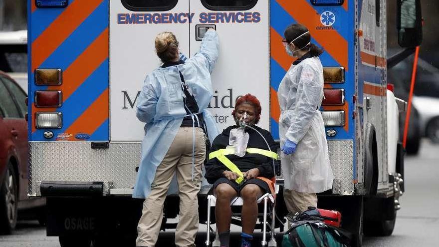 Personal sanitario traslada a una paciente infectada en Nueva York. // Stefan Jeremiah/Reuters
