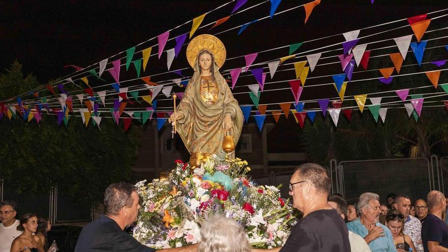Los vecinos de La Galia honran a su patrona Santa Marta con decenas de ramos de flores y vítores durante la romería
