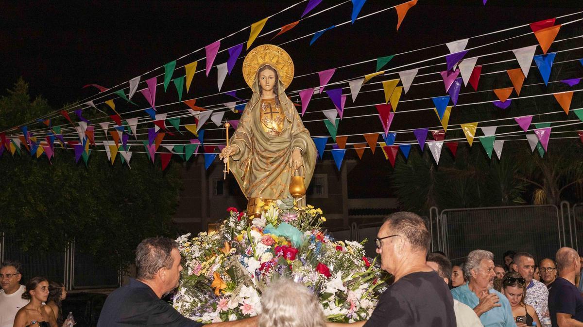 Los vecinos de La Galia honran a su patrona Santa Marta con decenas de ramos de flores y vítores durante la romería