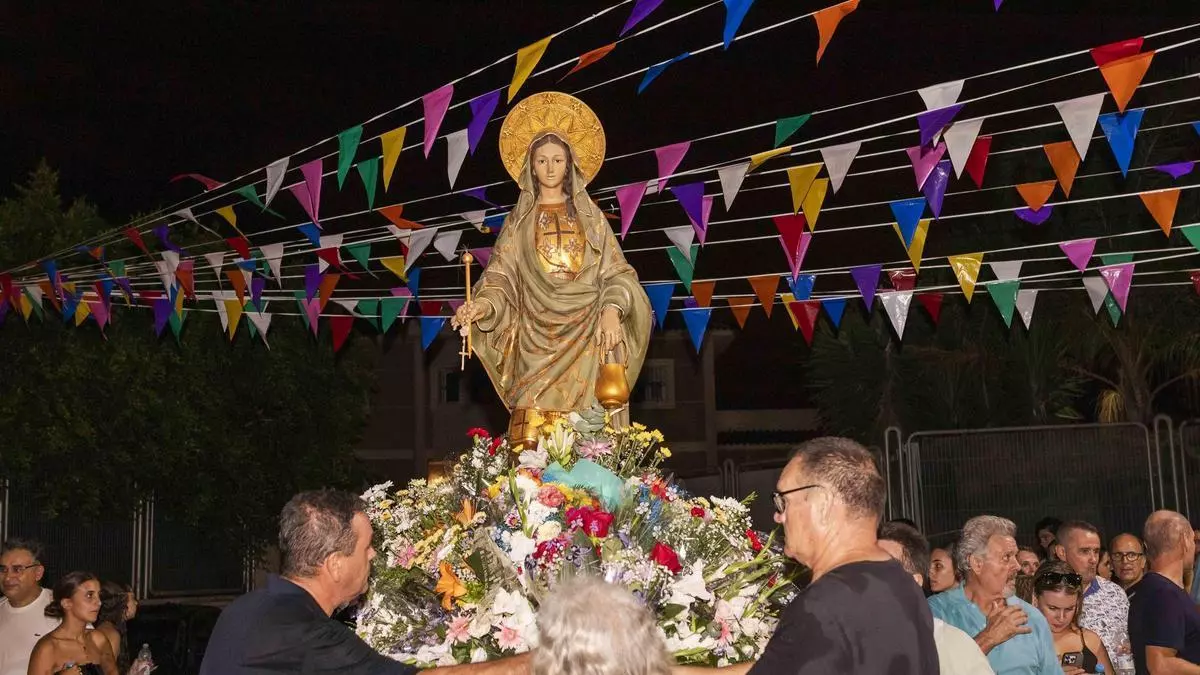 Los vecinos de La Galia honran a su patrona Santa Marta con decenas de ramos de flores y vítores durante la romería