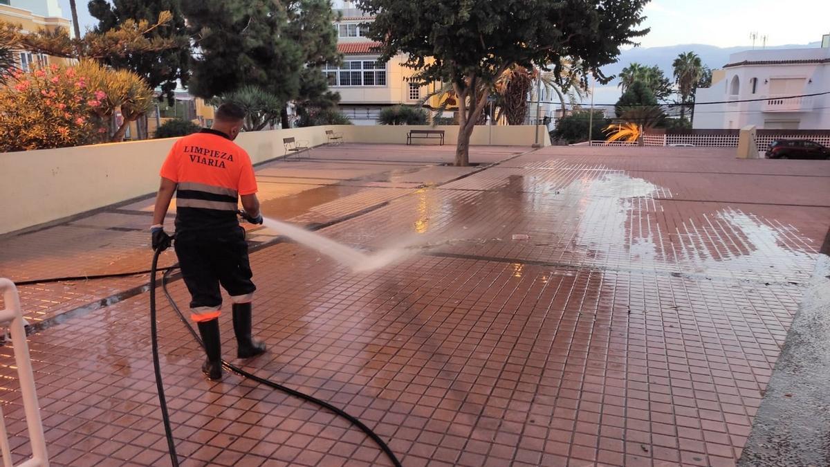El Ayuntamiento de Las Palmas de Gran Canaria ha desplegado durante la Noche de los Finados y la festividad de Todos Los Santos un dispositivo especial de seguridad y limpieza para garantizar el normal desarrollo de la jornada festiva. Este refuerzo ha finalizado sin que se registraran incidencias destacadas y con un balance de cerca de 700 kilos de residuos recogidos y 32.000 litros de agua utilizada para sanear los espacios públicos.    La Policía Local de Las Palmas de Gran Canaria,en coordinación con la Policía Nacional, activó un amplio despliegue para controlar la seguridad de las zonas de celebraciones y los espacios públicos donde se registraron concentración de personas como parques y plazas.    El refuerzo de medios policiales, que comenzó el pasado fin de semana y se mantendrá durante los próximos días, estuvo compuesto por agentes que realizaron servicio en estático y de patrullaje a pie, policías de paisano que intervinieron en puntos estratégicos en tareas de prevención y la unidad de drones, que desplegó un dispositivo de vigilancia en altura para actuar de forma más eficaz.    Esta actuación conjunta entre los servicios municipales y cuerpos de seguridad ha permitido que durante los últimos años se produzca un descenso progresivo de los incidentes registrados en la ciudad durante esta festividad que disfrutan miles de personas.    Esta disminución se ve reflejada en el número de actuaciones relacionadas con el servicio público de transporte. La Policía Local de Las Palmas de Gran Canaria y Guaguas Municipales volvieron a divulgar una campaña de concienciación sobre los actos vandálicos que se producen durante esta festividad. Este año, el número de actuaciones se ha reducido a aproximadamente una decena, la mayoría por lanzamiento de huevos; una cifra sensiblemente inferior a la registrada en 2019 cuando se registraron 105 incidencias de este tipo.    Para reducir el número de incidentes, la Policía Local y Guaguas Municipales volvieron a divulgar este año una campaña de concienciación sobre los actos vandálicos contra el transporte público que se producen durante esta festividad. Este año, el número de actuaciones se ha reducido a aproximadamente una decena, la mayoría por lanzamiento de huevos; una cifra sensiblemente inferior a la registrada en 2019 cuando se registraron 105 incidencias de este tipo.    El concejal de Seguridad y Emergencias, Josué Íñiguez, ha reseñado que Las Palmas de Gran Canaria &quot;ha celebrado un año más su tradicional Noche de los Finados o Halloween sin incidencias reseñables&quot;. &quot;Desde primera hora de la tarde de ayer, diferentes unidades de la Policía Local se desplegaron para garantizar la seguridad de esta festividad, atendiendo el servicio de transporte público en los puntos concertados con un dispositivo coordinado con la Policía Nacional yactuando en aquellos puntos, como espacios comerciales y zonas donde se celebraron eventos culturales, en los que se acumularon miles de personas&quot;, ha detallado.    Íñiguez ha indicado que el dispositivo de prevención se desplegó, asimismo, por los espacios que acogieron fiestas nocturnas relacionadas con esta festividad, &quot;que finalizó en torno a las cinco de la madrugada con el desalojo de las mismas sin ninguna incidencia reseñable&quot;. &quot;Cumplimos así&quot;, ha añadido, &quot;el objetivo de prevenir y proteger en una noche tan especial en la que miles de personas disfrutan en la ciudad de eventos y actividades culturales&quot;.    Trabajos de limpieza    En materia de Limpieza, el Ayuntamiento ha desplegado a los operarios que desde la madrugada de este miércoles han estado trabajando para recuperar la normalidad en todos los puntos de la ciudad donde se celebraron los eventos relacionados con la celebración de la Noche de los Finados y Halloween.    El operativo, que ha contado con un total de 15 vehículos, ha recogido durante la pasada noche un total de 700 kilos de residuos y ha utilizado un total de 32.000 litros de agua. Desde que se inició este operativo especial el pasado 26 de octubre se han retirado 2.800 kilos de desechos y se han utilizado unos 420.000 litros de agua.    El concejal de Limpieza, Héctor Alemán, ha resaltado el trabajo realizado en torno a los cementerios, &quot;con este dispositivo que iniciamos el pasado 26 de octubre y mantendremos hasta el próximo lunes para que todas aquellas personas que acudan a visitar a sus familiares se encuentren las instalaciones en las mejores condiciones&quot;.    Alemán ha puesto en valor el papel de la ciudadanía y ha agradecido su colaboración, que &quot;ha permitido que la ciudad haya recuperado la normalidad durante la madrugada sin incidencias destacables&quot;.    Este dispositivo del servicio municipal de Limpieza se mantiene durante la jornada de este 1 de noviembre con tareas de mantenimiento en el entorno de los cementerios. El operativo continuará hasta el próximo lunes, 6 de noviembre, con el fin de mantener las instalaciones acondicionadas para acoger a las personas que acudan a visitar a sus difuntos.