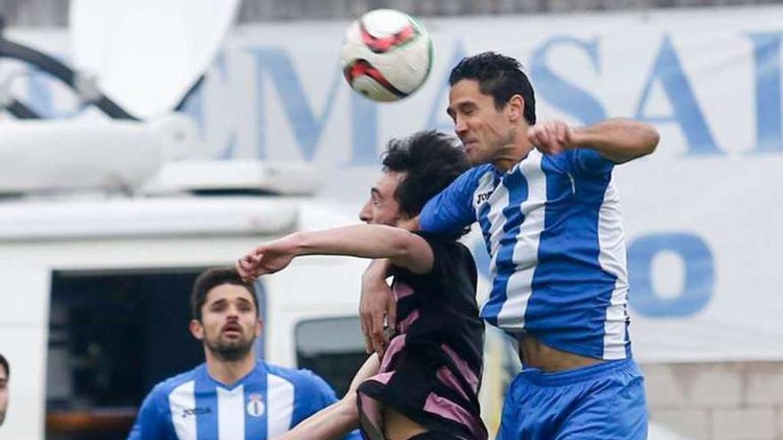 Una acción del Avilés-Tuilla, el domingo en el Suárez Puerta.