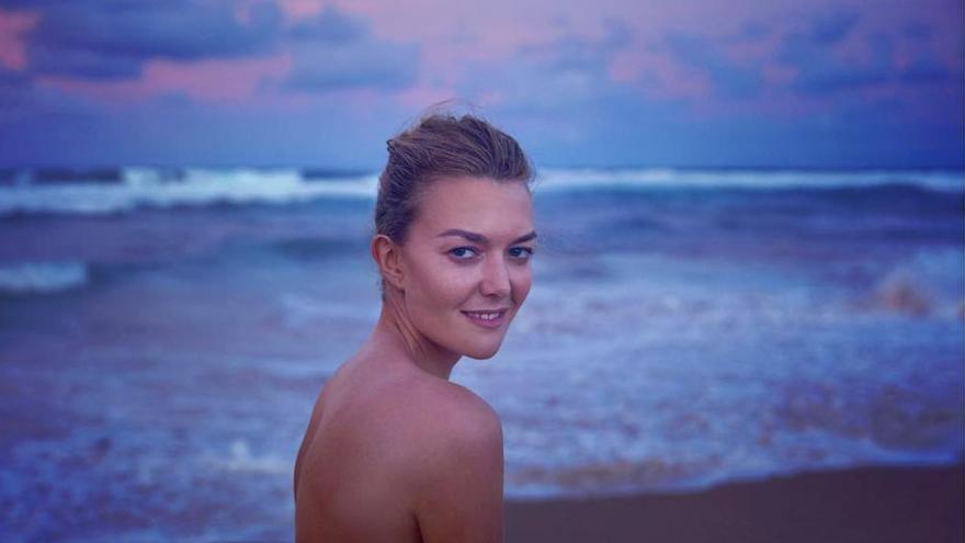Foto de archivo del fotógrafo de moda Mario Sorrenti en una playa de las Barbados.