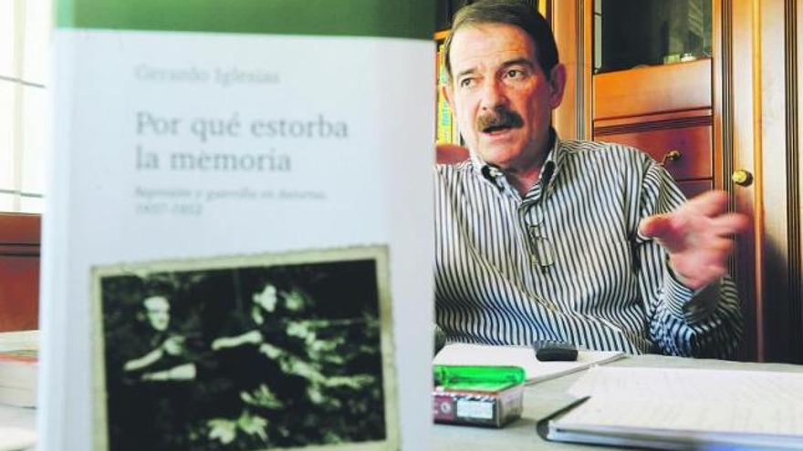 Gerardo Iglesias, ayer, con la portada de su              libro sobre la guerrilla.