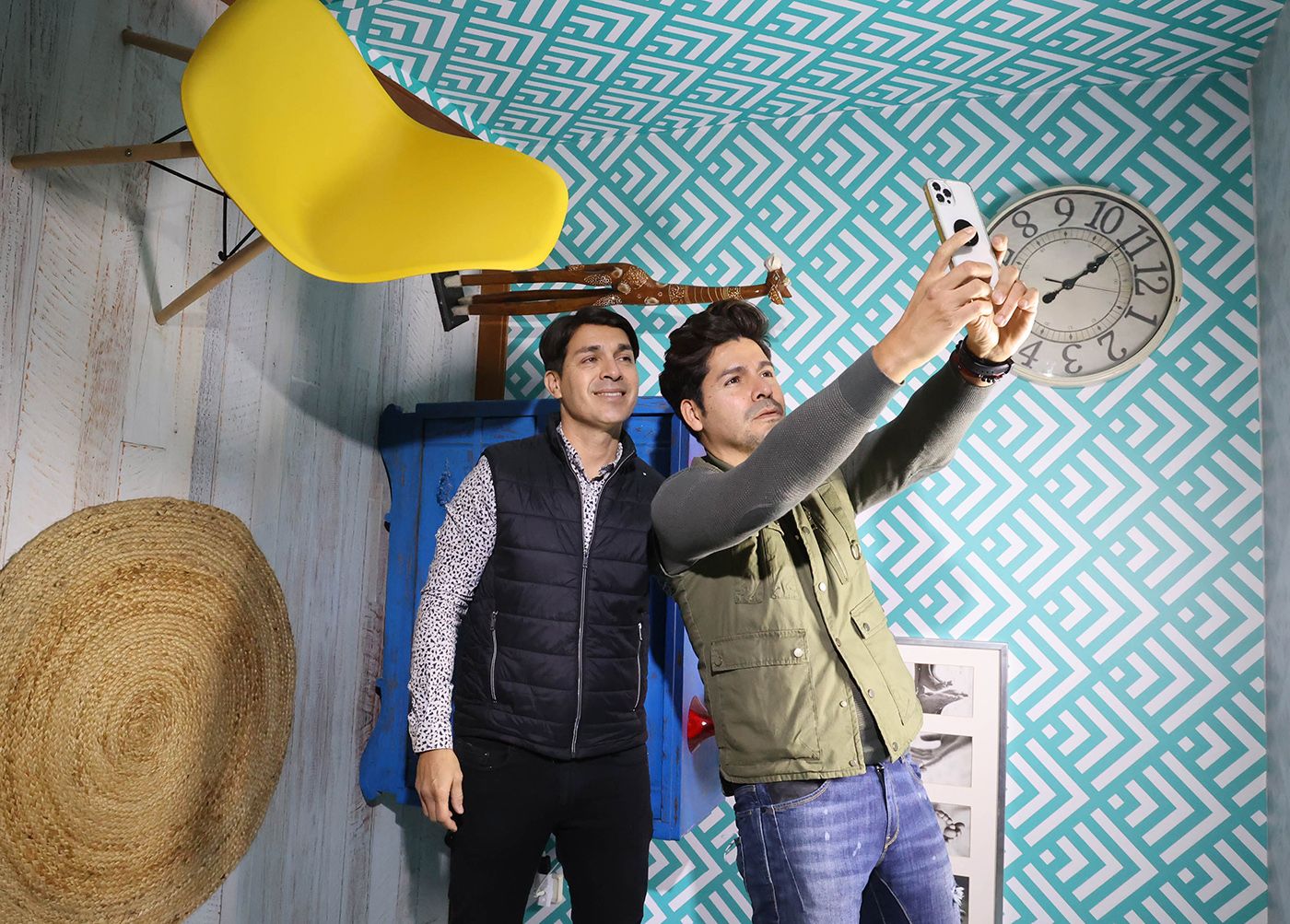 Jose Bugallo y Antonio César Bugallo se hacen un selfie en una de las habitaciones.jpg