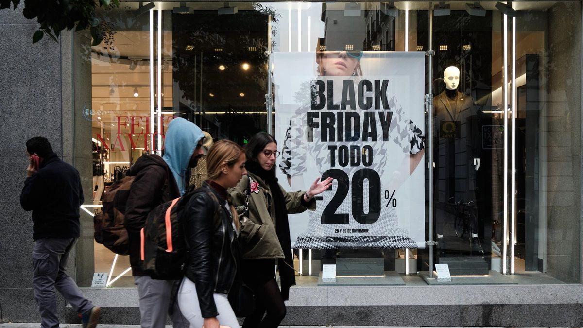 Personas pasan por por delante de una tienda durante el Black Friday