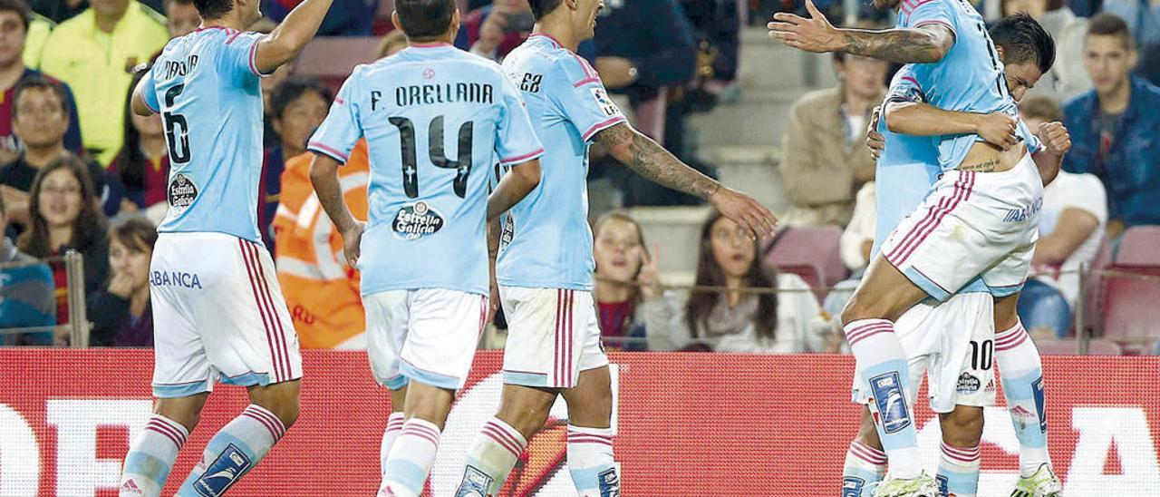 Larrivey abraza a Nolito para celebrar su gol en el Camp Nou ante Augusto,Orellana y el &quot;Tucu&quot;. // Efe