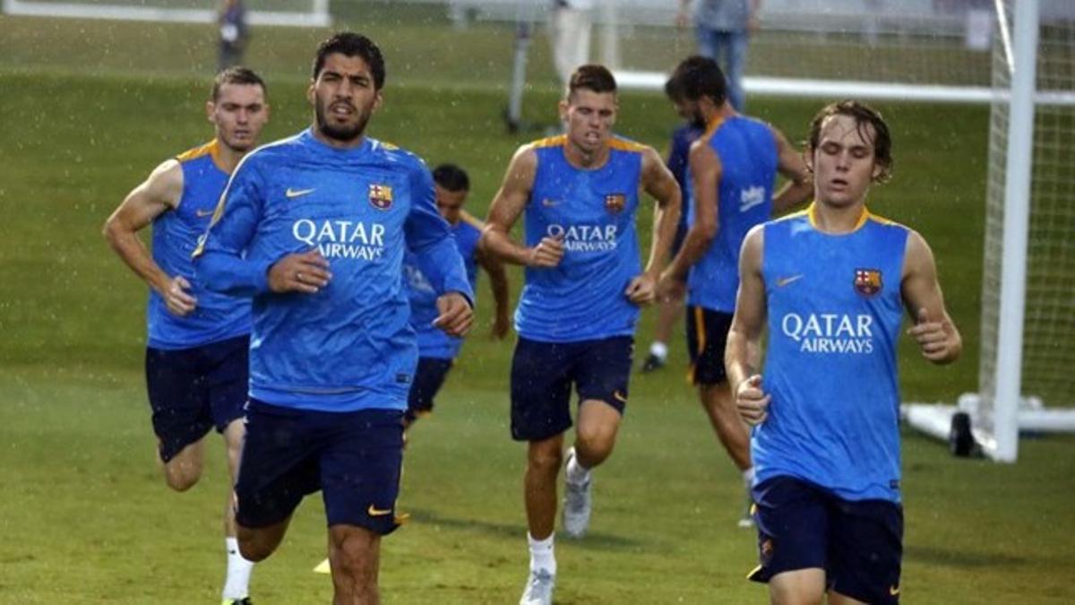 Los jugadores del Barça se ejercitan bajo la lluvia, en el primer entrenamiento del equipo en Los Ángeles