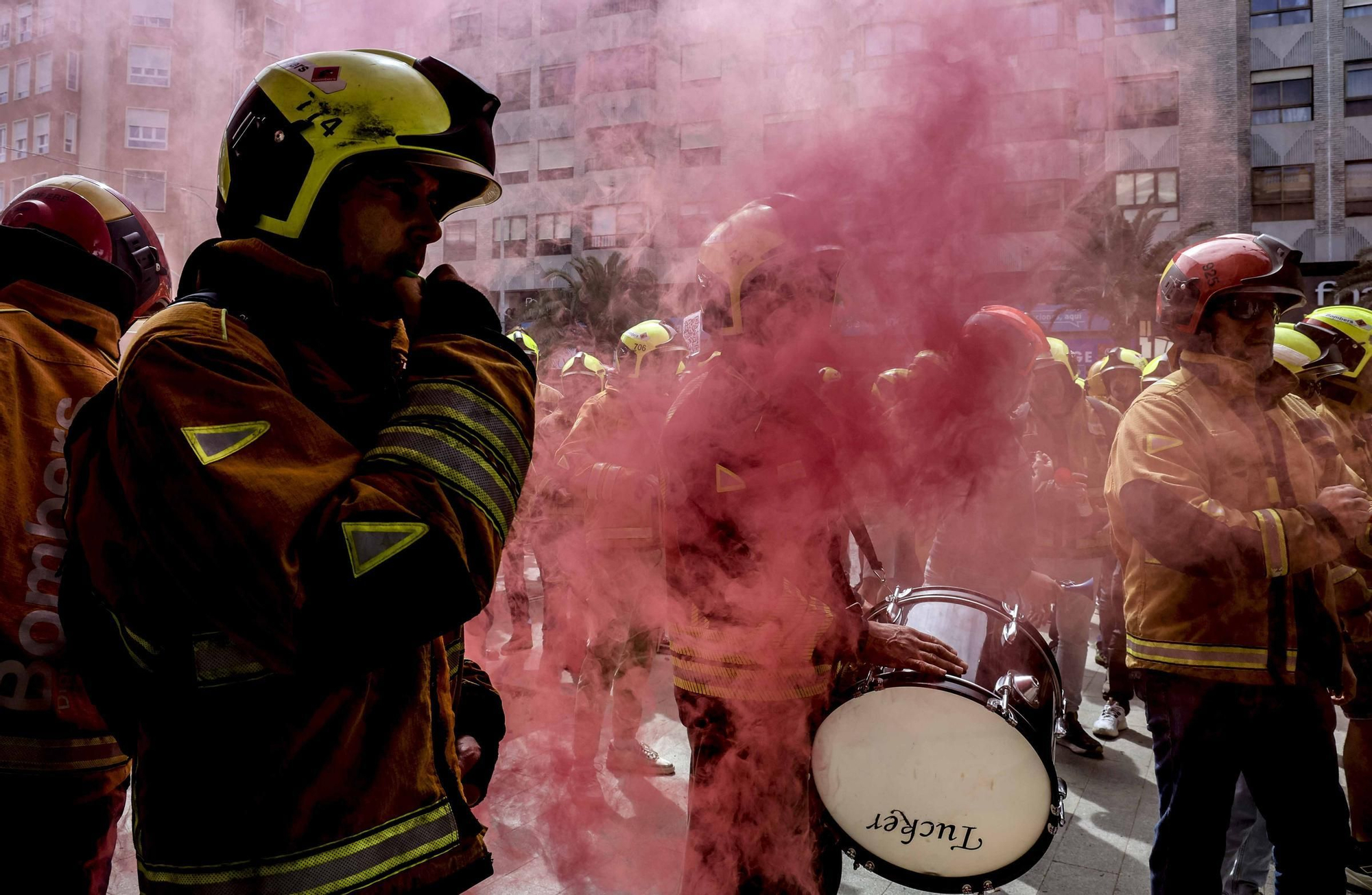 Protesta de los bomberos frente a la Diputación de Alicante